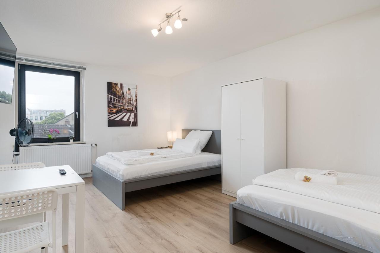 Einfach Aber Sehr Komfortabel - Wohnung Fuer 6 Personen - 2Xwc - Grupen, Messe, Monteure, Studenten - Voll Ausgestattet - 6 Betten 140X200Cm Hochwertig, 3 Smart-Tv 55 Zoll Netflix, 1000 Mbit Wlan, Voll Ausgestattete Kueche Duisbourg Extérieur photo